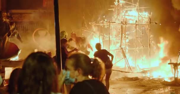 Townfolk kijkt brandende poppen beelden vieren Las Fallas — Stockvideo