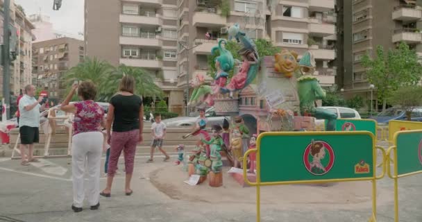 Les gens regardent les Décorations pour célébrer Las Fallas. Valence. Espagne — Video