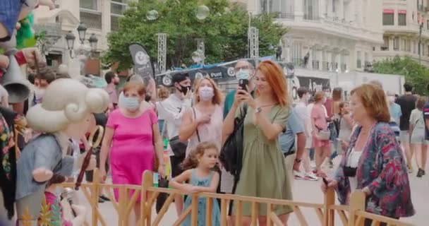 La gente se reúne en la calle para celebrar el festival de Las Fallas, hacer una foto. — Vídeos de Stock