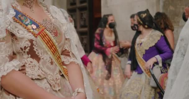 Women in traditional long dresses wave fans on Las Fallas — 비디오
