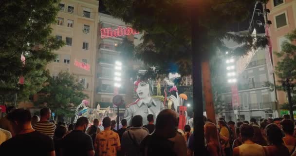 La gente se para en la calle, preparándose para quemar estatuas de muñecas — Vídeos de Stock
