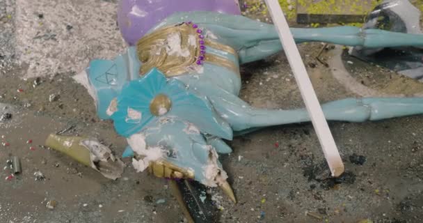 Überreste einer Puppenstatue nach Brand in Las Fallas zurückgelassen — Stockvideo