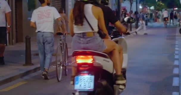 Scooter gece caddesi boyunca sürüyor. Las Fallas Festivali 'ni kutlayın — Stok video
