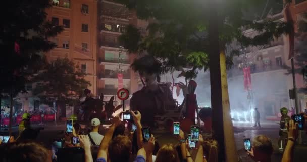 Pirotécnicos lanzan fuegos artificiales en el festival Las Fallas — Vídeo de stock