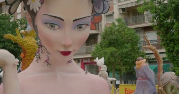 Obrovská socha ženy s květinami na hlavě na oslavu Las Fallas — Stock video