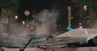 Las Fallas 'ta heykeller ve dekorasyonlar yaktıktan sonra duman.