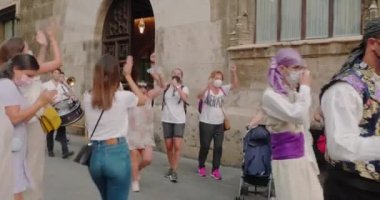 Las Fallas 'ta kostümlü müzisyenler ve karakterler grubu