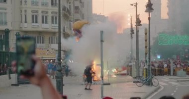 İnsanlar Las Fallas festivali için hazırlanmış süslemeleri yakıyor.