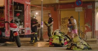 İtfaiyeciler akşamları araç gereçleri koyarlar.