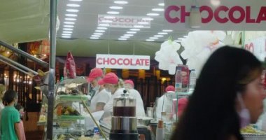 İnsanlar Las Fallas festivalini kutlamak için sokakta toplanıyor.