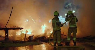 İtfaiyeciler yanan figürlerden kalan ateşi söndürdü.