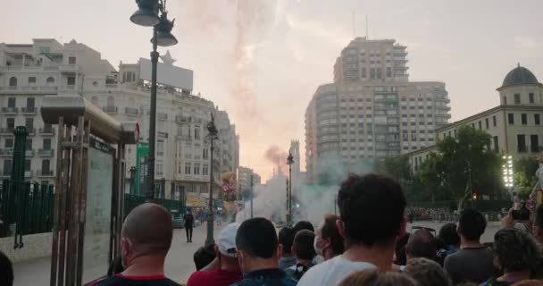 Menschen zünden Feuerwerk beim Las-Fallas-Festival — Stockvideo