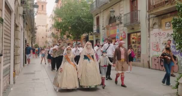 Grupo de músicos y personajes disfrazados en Las Fallas — Vídeos de Stock