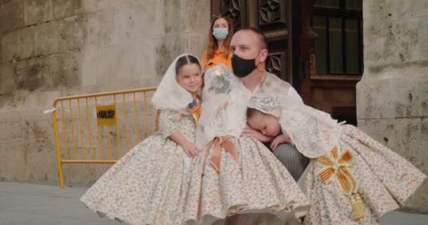 Father with three daughters dressed in costumes walk on a street Valencia — Vídeo de Stock