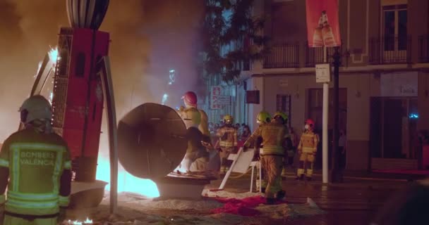 Firefighters watch at the burning figures of dolls — Stock Video