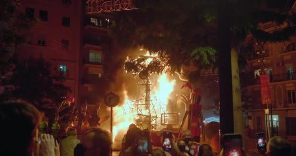 Menschen sehen zu, wie riesige Puppenfiguren auf dem Las-Fallas-Festival in Spanien verbrennen — Stockvideo