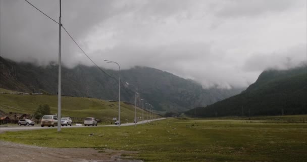 Nebliger Himmel mit grau-weißen Wolken, die über einem Bergtal schweben — Stockvideo