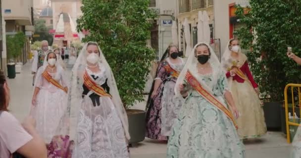 Οι γυναίκες με παραδοσιακά μακριά φορέματα κυματίζουν τους οπαδούς στο Λας Φάλλας — Αρχείο Βίντεο