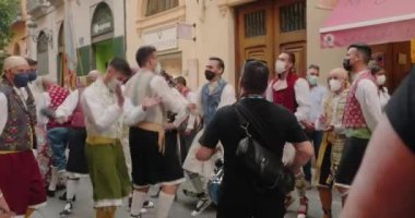 Kasaba halkı Las Fallas festivalinde kostüm giyip dans ediyor.