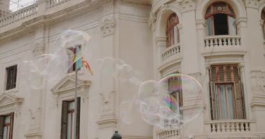 Valencia 'nın ana meydanında, Las Fallas kutlamasında sabun köpükleri..
