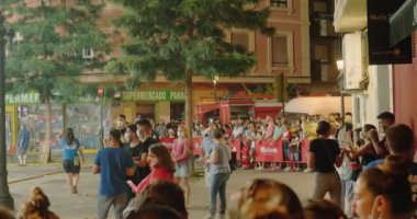 İnsanlar sokakta durup oyuncak bebeklerin heykellerini yakmaya hazırlanıyorlar.