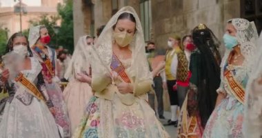 Geleneksel uzun elbiseli kadınlar Las Fallas 'ta hayranlarını sallıyor