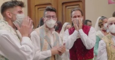 Kasaba halkı Las Fallas festivalinde kostüm giyip dans ediyor.
