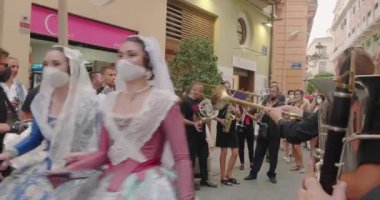 Kostüm giyen insanlar Las Fallas 'ta sokakta eğleniyor.