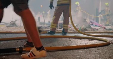 İtfaiyeciler yanan figürlerden kalan ateşi söndürdü.