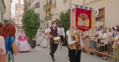 Las Fallas 'ta kostümlü müzisyenler ve karakterler grubu