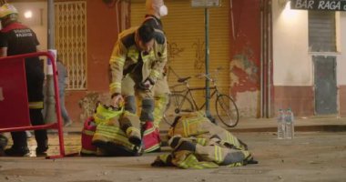 İtfaiyeciler Las Fallas kutlamasından sonra bir şeyler ve ekipman koyarlar. 