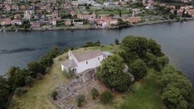 Como Gölü 'ndeki Isola Comacina' nın havadan görünüşü. İtalya. Döndürme hareketiyle vurulmuş..