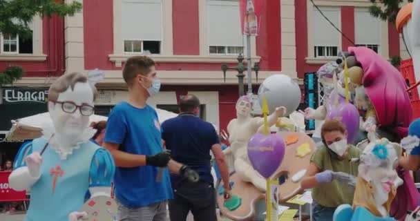 La gente montó decoraciones para celebrar Las Fallas — Vídeo de stock