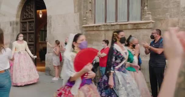 Ženy v dlouhých lidových šatech chodí po silnici kolem lidí tleskání — Stock video