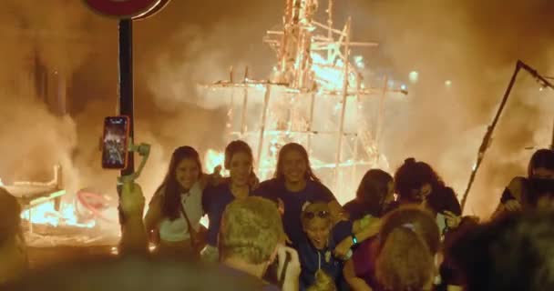 Měšťané fotí na pozadí hořící sochy panenek Las Fallas — Stock video