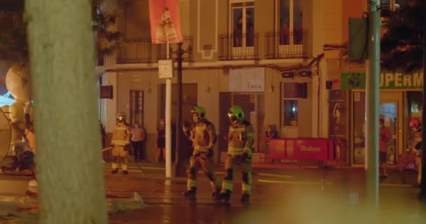 Bomberos observan las figuras ardientes de muñecas — Vídeo de stock