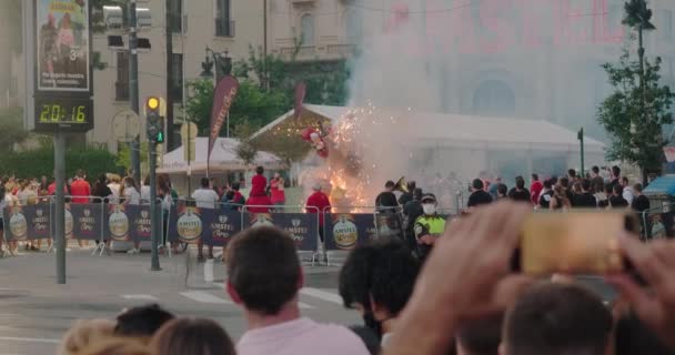 Menschen verbrennen Dekoration für Las-Fallas-Fest — Stockvideo