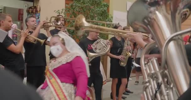 Mensen gekleed in kostuums hebben plezier op straat in Las Fallas — Stockvideo