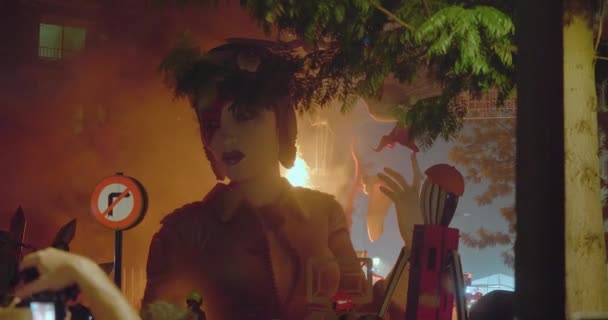 スペインのラス・ファラス・フェスティバルで焼かれた人形の巨像 — ストック動画