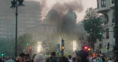 Gri duman şehir merkezinde yanan oyuncak bebek heykellerinde