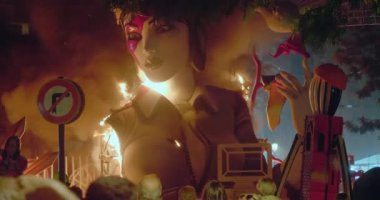 İspanya 'daki Las Fallas festivalinde dev bebek figürleri yanıyor