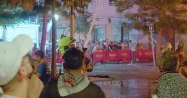 İtfaiyeciler yanan figürlerden kalan ateşi söndürdü.