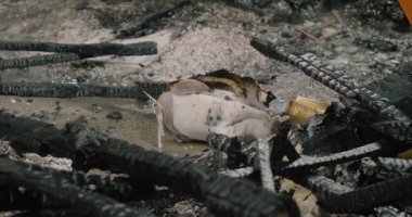 Las Fallas 'ta yandıktan sonra bırakılan bebek heykelinin kalıntıları.