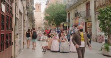 Las Fallas 'ta kostümlü müzisyenler ve karakterler grubu