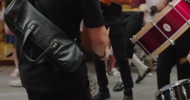 Yetişkinler ve çocuklar. Davulcu, Las Fallas Festivali 'nde müzik çalıyor.