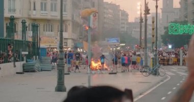 İnsanlar Las Fallas festivali için hazırlanmış süslemeleri yakıyor.