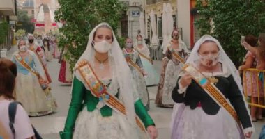 Geleneksel uzun elbiseli kadınlar Las Fallas 'ta hayranlarını sallıyor