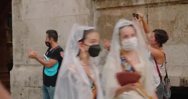 Menschen in Kostümen gehen auf der Straße an klatschenden Menschen vorbei — Stockvideo