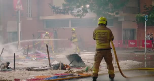 Feuerwehr löscht Brand von brennenden Figuren — Stockvideo