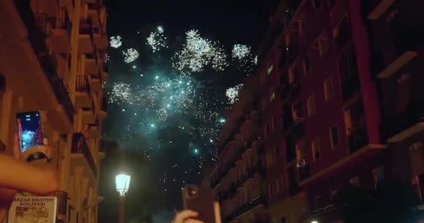 Pyrotekniker startar fyrverkerier på Las Fallas-festivalen — Stockvideo